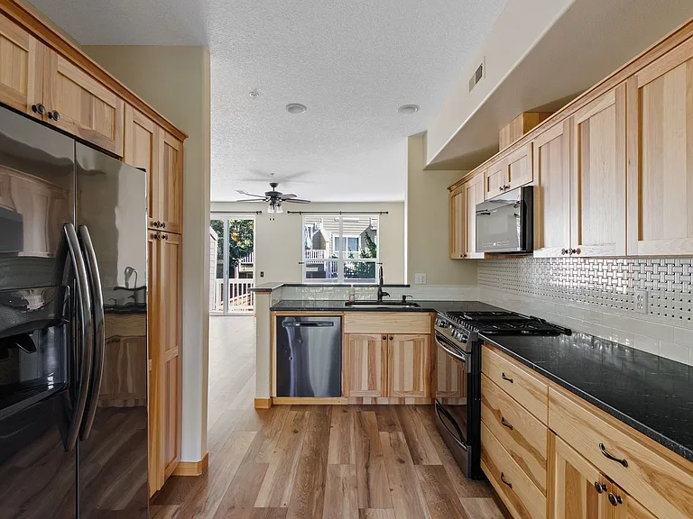 Dishwasher, microwave, gas stovetop, everything you need