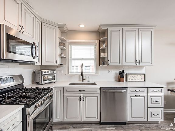 3rd image of 5140 W 105th Pl