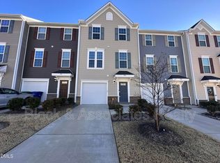 945 Arnold Place Dr, Fuquay Varina, NC 27526