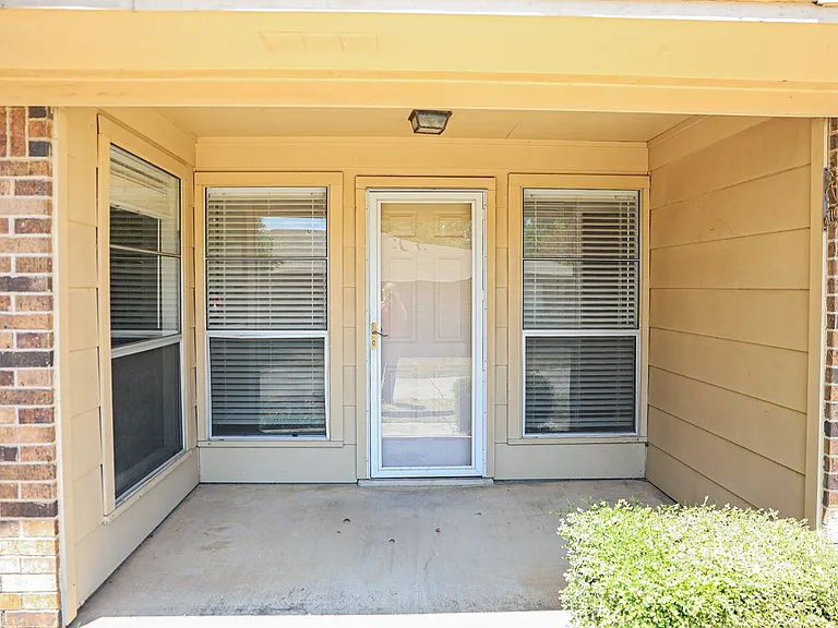 1302 Crescent St — Photo 13