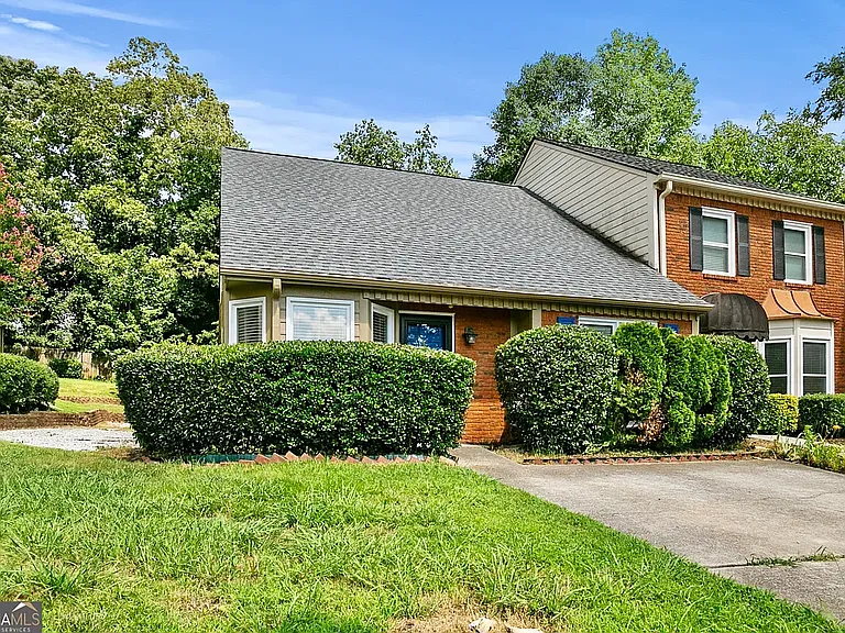 1140 Magnolia Way SE — Photo 2