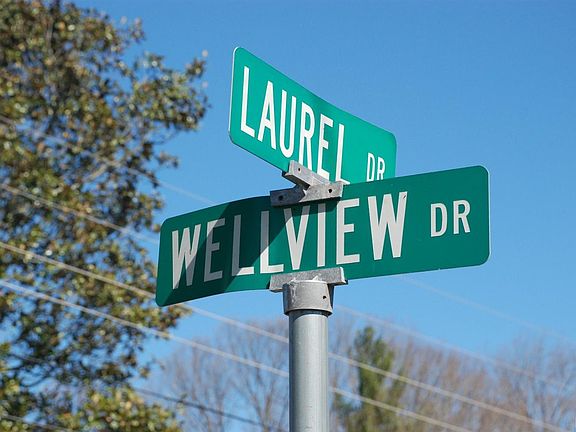 4th image of Laurel Dr