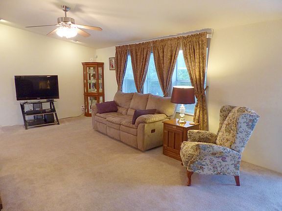 4th image of 8684 Beauxart Cir