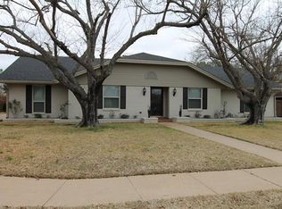 1603 Forest Glen Ct, Pantego, TX 76013