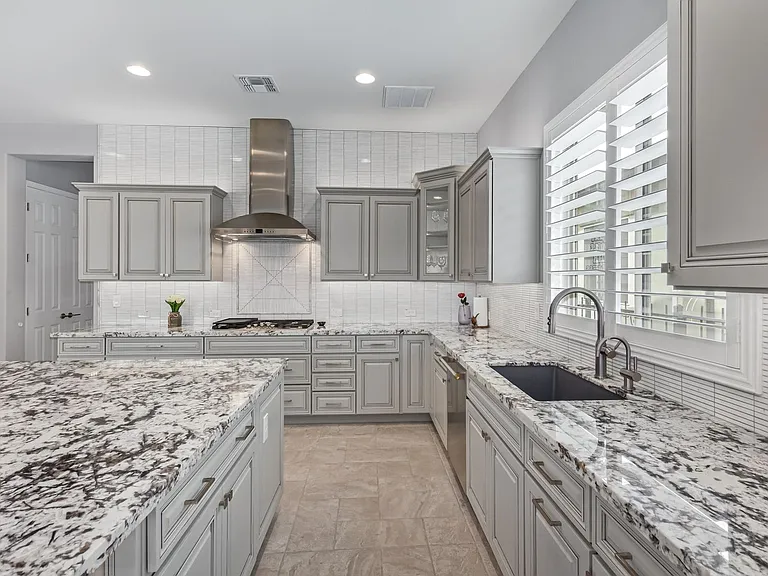 239 E Leverenz Ave — Photo 12