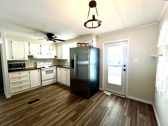 3rd image of 7423 Queens Way