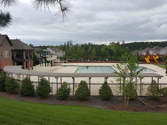 Clubhouse, Tot lot, 2 pools