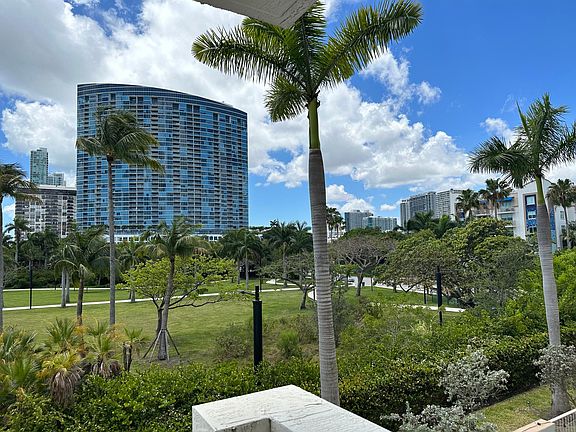 4th image of 445 NE 39th St #203