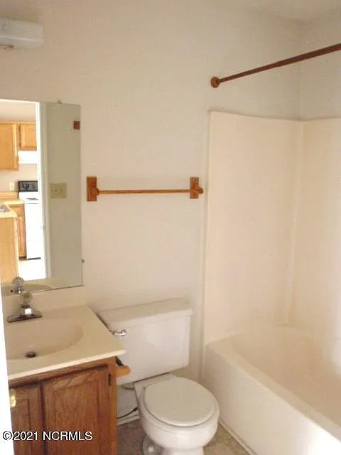 1 bed, 1.0 bath, $925 — Photo 4