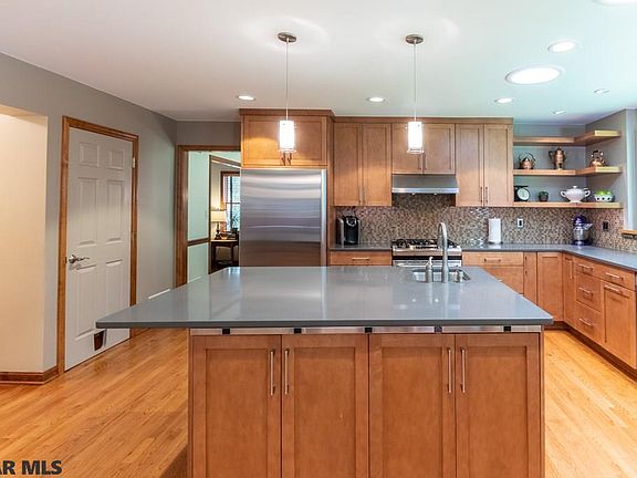 4th image of 640 Earl Dr