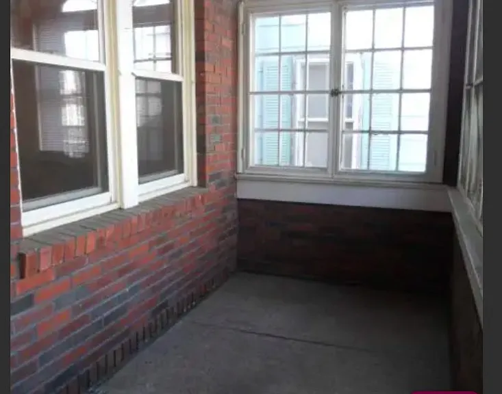 142 Garibaldi Ave — Photo 1