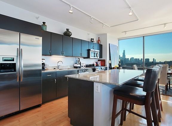 4th image of 860 W Blackhawk St #1502