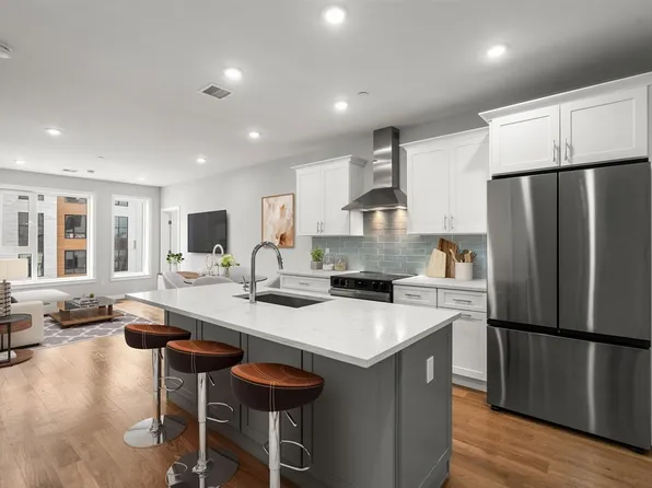 267 Old Colony #302, Boston, MA 02127