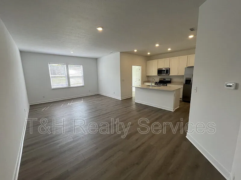 3 bed, 2.5 bath, 1793 sqft, $2,300 — Photo 3