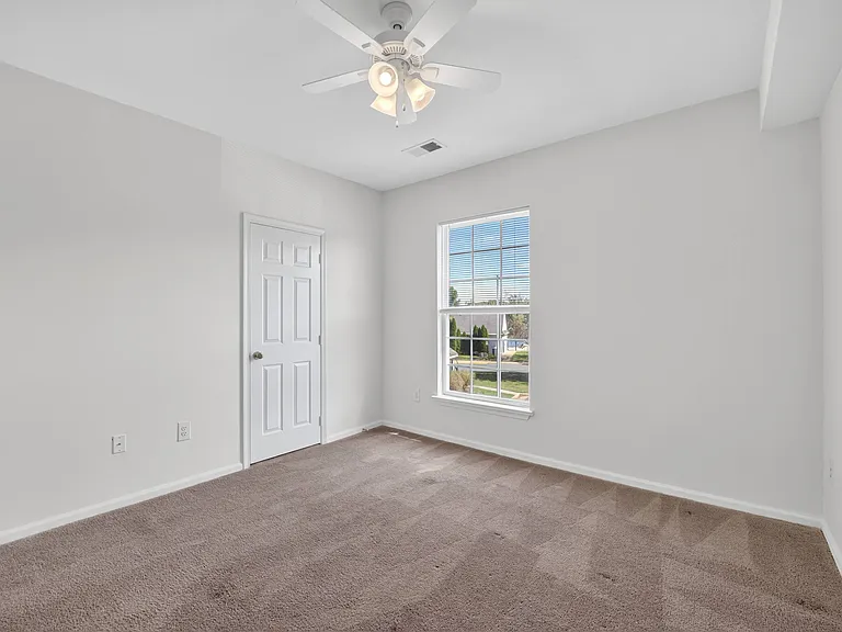 Brittany Commons Apartments — Photo 31