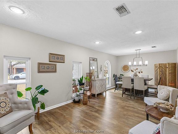 2nd image of 3814 Holly Dr