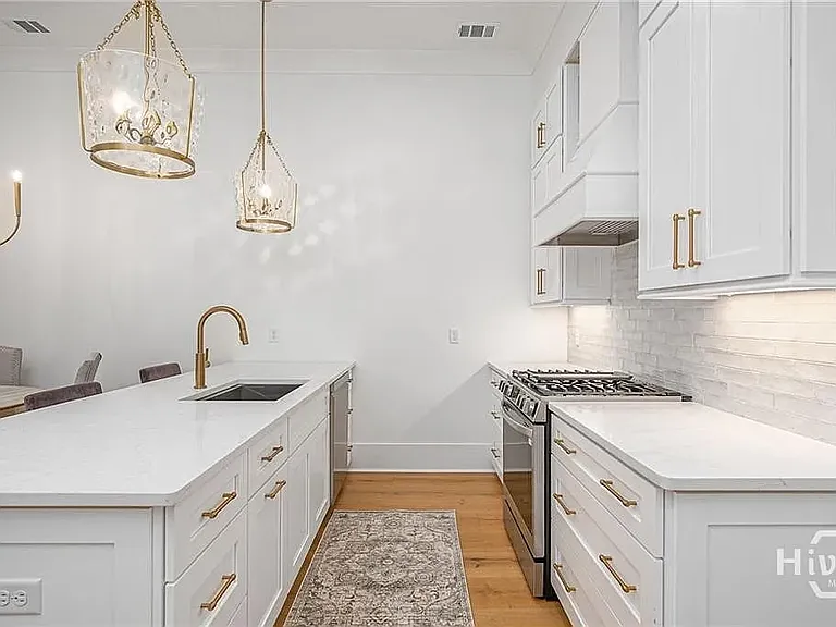 304 W 38th St — Photo 11