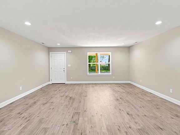5th image of 786 Castle View Cir