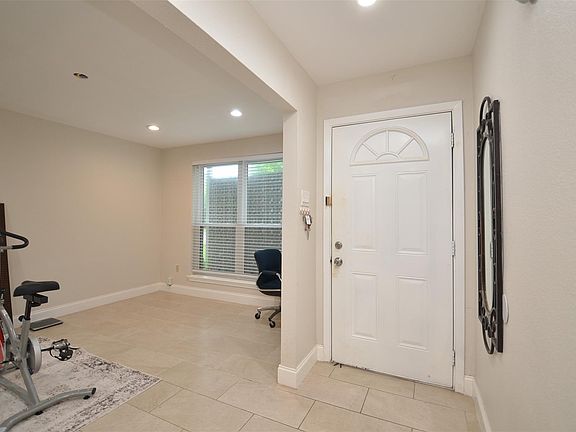 3rd image of 5834 Ludington Dr
