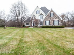 6614 Oakwood Manor Dr, Crystal Lake, IL 60012