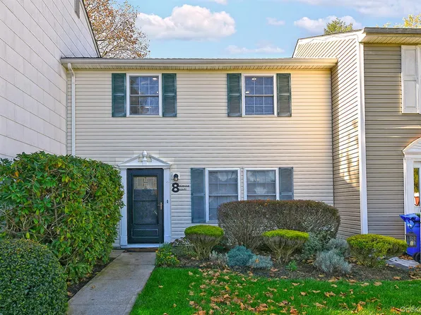 8 Norfolk Court, Coram, NY 11727