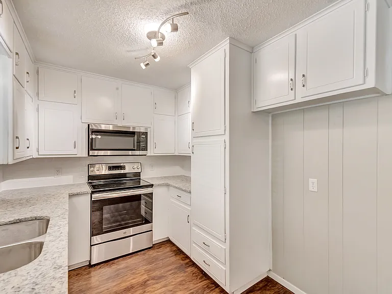 2833 Kingsbury Ave — Photo 10