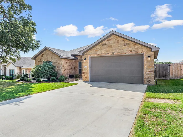 1657 Lacy Ridge Dr — Photo 2