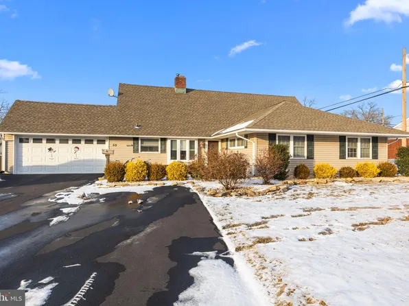 55 Rose Apple Rd, Levittown, PA 19056