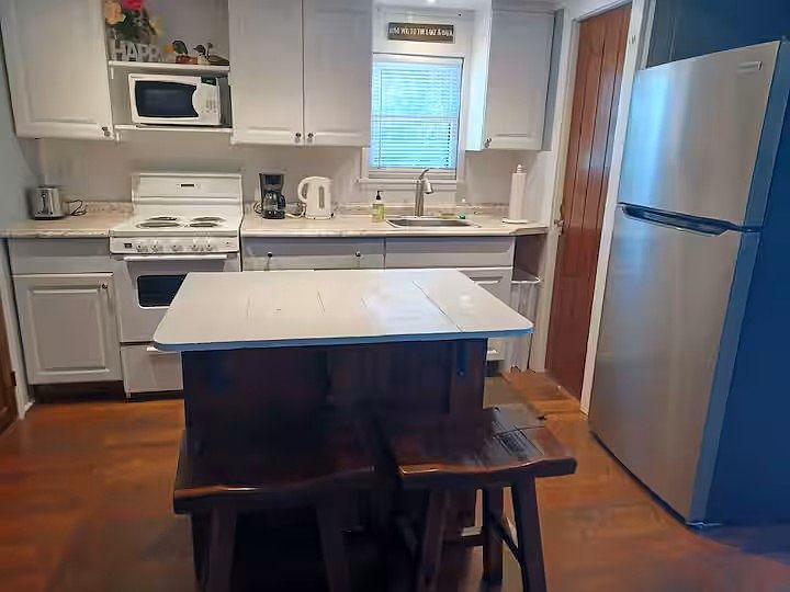 Kitchen island, lg Frig