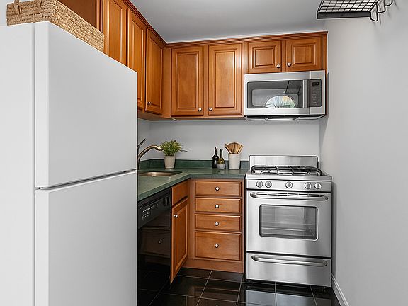 3rd image of 106 W 76th St APT 3A