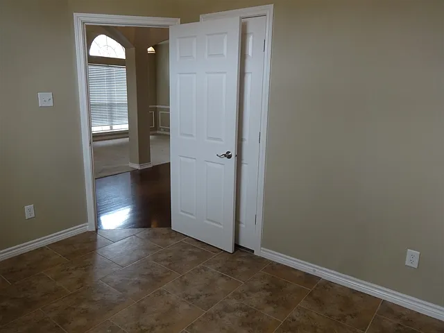 808 Warwick Ct — Photo 8