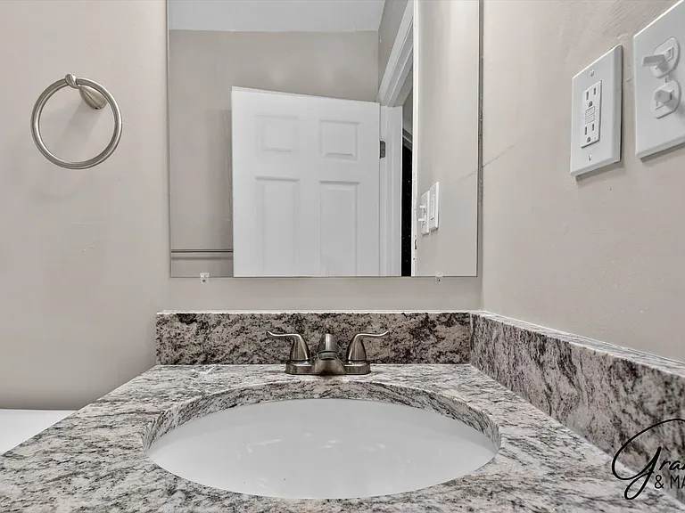 11319 Chalmers Ave — Photo 18