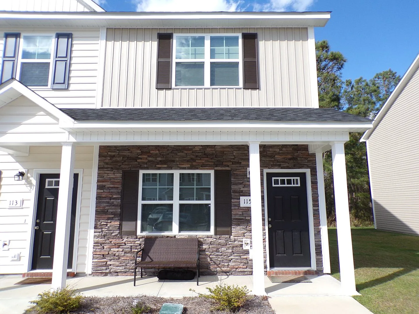 Two Bedroom Two and Half Bathroom End Unit Townhome Close to Camp Lejeune! — Photo 1