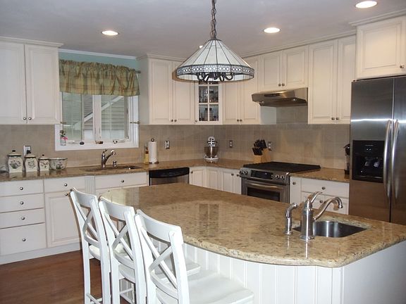 Gourmet Eat-In Kitchen