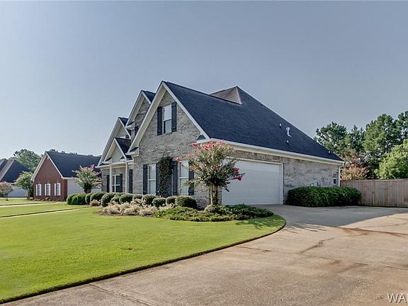 3rd image of 2703 Lake Crest Ln