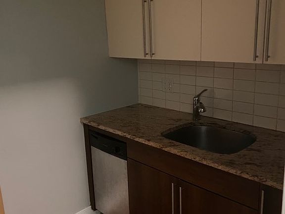 3rd image of 473 Newark Ave #101