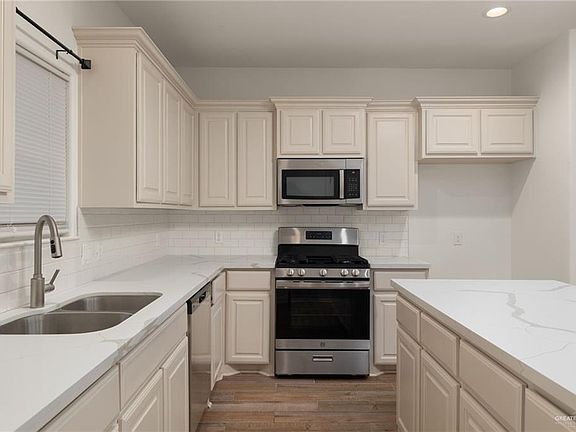 4th image of 204 Houston Dr