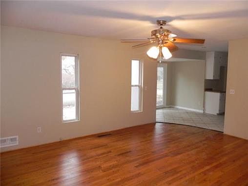 5th image of 9 W Country Ln