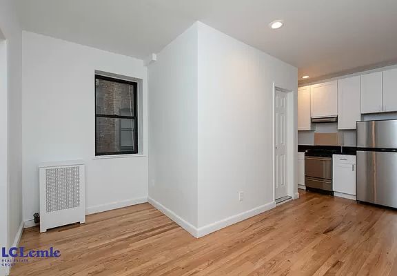 4th image of 450 E 81st St APT 19