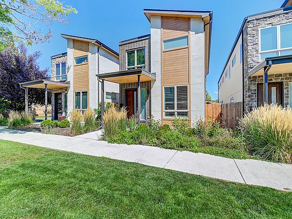 3rd image of 3652 Mariposa St