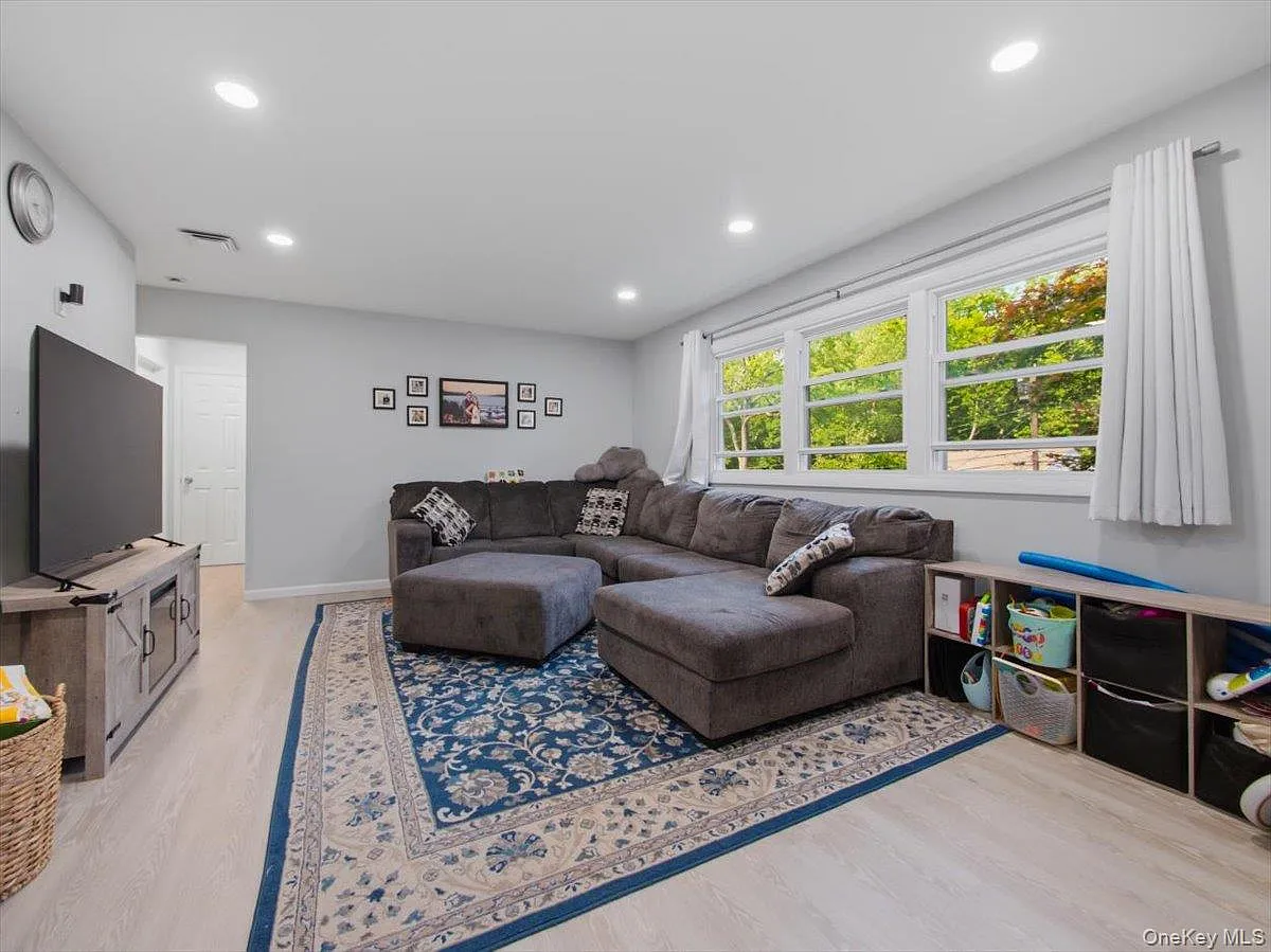 784 Brookridge Drive, Valley Cottage, NY 10989 — Photo 4