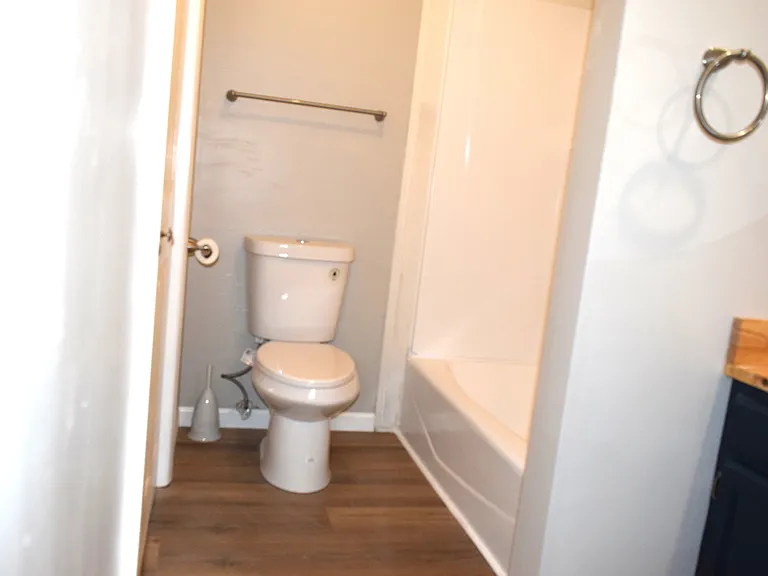 Upstairs bathroom tub and toilet.