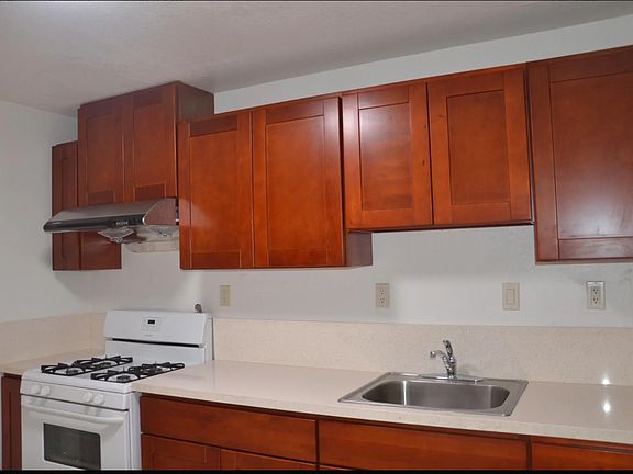 Kitchen with quartz counters
