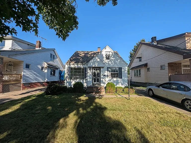 Beautiful 3 Bed / 2 Bath Bungalow In The Heart of Cleveland — Photo 2