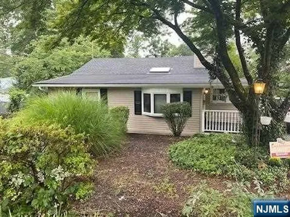 9 Cayuga Trl, Wayne, NJ 07470