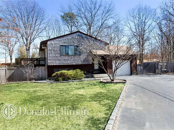 65 Florence St, Central Islip, NY 11722