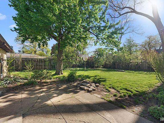 3rd image of 221 S Ironwood Dr