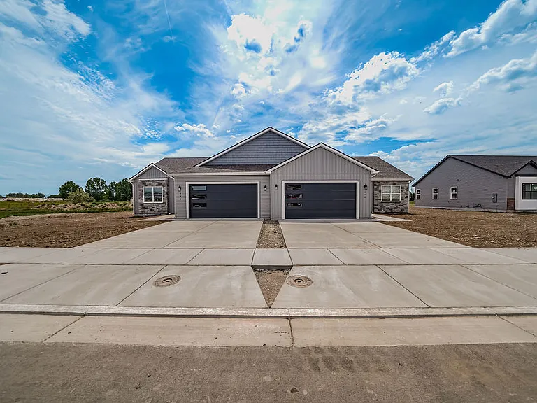 435 E River Ln — Photo 44
