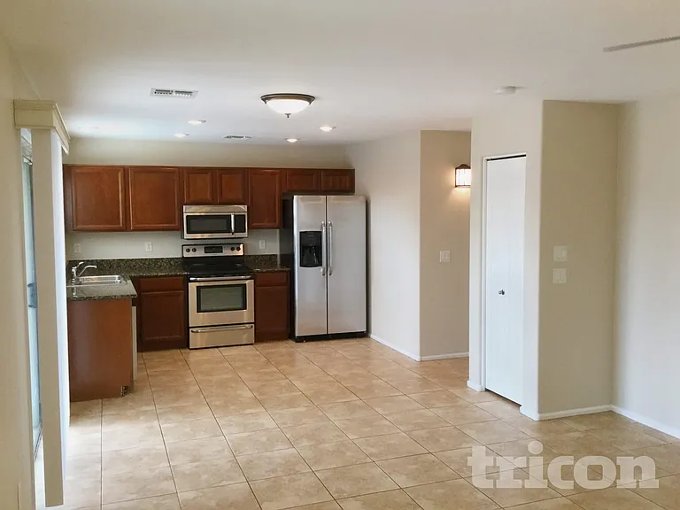 42065 W Sunland Dr — Photo 2