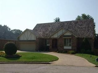 2466 E Meadow Dr, Springfield, MO 65804